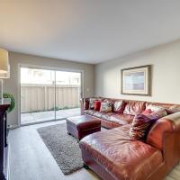 2 Mi to Beaches Condo with Patio in Port Hueneme!，位于怀尼米港Oxnard - OXR附近的酒店