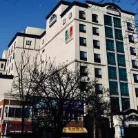 Marco LaGuardia Hotel & Suites，位于皇后区法拉盛的酒店