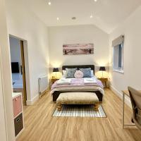 Bespoke 1 Bedroom Barn by Stansted Airport & Holiday Parking，位于London Stansted Airport伦敦斯坦斯特德机场 - STN附近的酒店