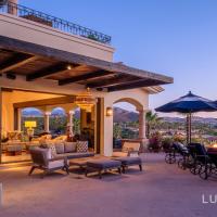Two Neighboring Villas Fully Staffed in Villas Del Mar, Swimmable Beach!，位于圣何塞德尔卡沃的酒店
