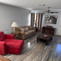 New Home with King Bed and 3 Bedrooms Fire-pit Minutes to Cota and Tesla，位于奥斯汀奥斯丁-博格斯多姆机场 - AUS附近的酒店