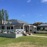 Yarra Fox Farm Cottage Farmstay，位于Dixons Creek的酒店