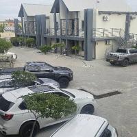 Eli Eli Luxury Suites，位于OngwedivaOndangwa Airport - OND附近的酒店