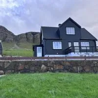 Cozy older house in brilliant nature,位于Hvalba的酒店