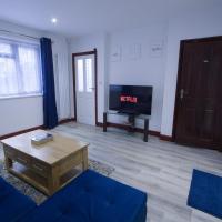 Family House near Farnborough Airport, Free Parking，位于Hawley范堡罗机场 - FAB附近的酒店