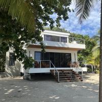 Mayatai Beach Villa - Elegant 2BR Beachfront with Stunning Ocean Views，位于珀拉什奇亚Placencia Airport - PLJ附近的酒店