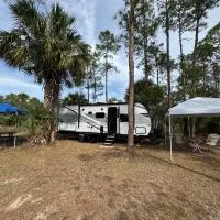 Cozy new camper on lake front & access to fishing，位于克莱维斯顿的酒店