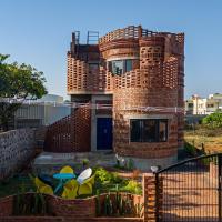 Pool Villa-House of the Dancing Cactus，位于蓬蒂切里朋迪榭里民用机场 - PNY附近的酒店