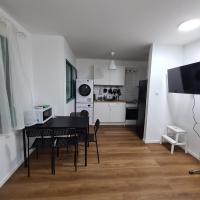 Comfy Flat Near TLV Airport，位于Lod本·古里安国际机场 - TLV附近的酒店