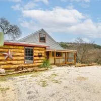 Fire Pit, Views: Peaceful Texas Hill Country Cabin，位于Tarpley的酒店