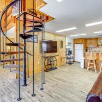 2 Mi to Main Street Mtn-View Escape in Lander!，位于兰德亨特机场 - LND附近的酒店