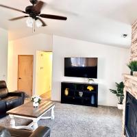 Hot Tub! King Bed-firepitt-near Airport& Freeway，位于梅德福罗格谷国际-梅德福机场 - MFR附近的酒店