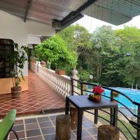 villa bonita，位于弗洛伦西亚古斯塔沃·阿滕杜奥加·帕雷德斯机场 - FLA附近的酒店