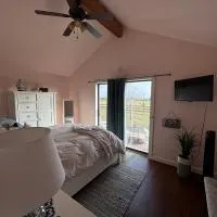 Skull Creek Ranch Cottage，位于Round Top的酒店