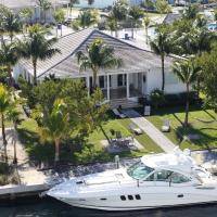 Waterfront Home w Ocean View Pool, Dock and Games，位于爱丽丝镇Cat Cays Airport - CXY附近的酒店