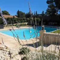 Studio cosy neuf calme -Parking Terrasse privée Piscine 5mn Gare TGV Aix et ZA Aix la Duranne 15 mn Aéroport Marseille，位于卡布列斯的酒店