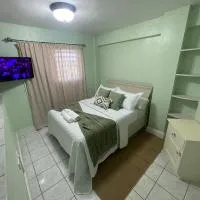 Modern North Side Hideaway with Aircon，位于Dick Hill的酒店