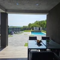 Villa Joy with Pool,Jacuzzi,E Auto Station,位于Sračinec的酒店