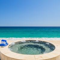 NEW LISTING! 4 Bd Beachfront Villa Fully Staffed，位于El Manglito的酒店