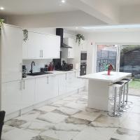 Luxury and spacious 3 bedroom home in Southampton，位于南安普敦南安普敦机场 - SOU附近的酒店