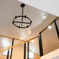 Shares Loft Luxury Apt - NEW!,位于罗克雷治的酒店