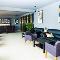 Tris Estates Hotel & Suites，位于Dwarzohn罗伯茨国际机场 - ROB附近的酒店