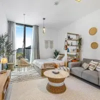 Boho Bloom Studio Apartment by JK，位于沙迦沙迦国际机场 - SHJ附近的酒店