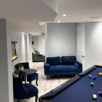 Whitby Hideout - 3BR, 5BD, 3WR, Pool Table, Sauna,位于惠特比的酒店