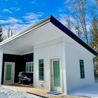 Secluded Bungalow Near Acadia and Bar Harbor -Private, Pet Friendly, BBQ Grill, Huge Yard，位于Lamoine Corner汉考克县 - 巴尔港机场 - BHB附近的酒店