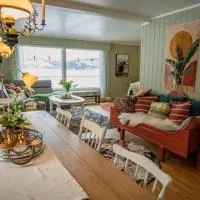 Fredfullt hus ved Oksfjordvannet，位于Storslett的酒店