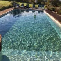 Cozy guest house with jacuzzi and swimming pool，位于Sérignac的酒店