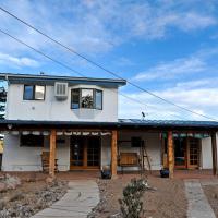 Spacious Cabin Rental with Beautiful Mountain Views near Pinos Altos, New Mexico，位于银城格兰特县机场 - SVC附近的酒店