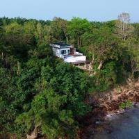 The Munique Cliff House Chumphon - private jacuzzi with beach views，位于春蓬春蓬机场 - CJM附近的酒店