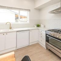 Luxury Living Central College Estate Springvale，位于旺格努伊万甘努机场 - WAG附近的酒店