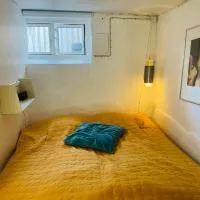 Charmerende kælderlejlighed i villa，位于Bronshoj的酒店