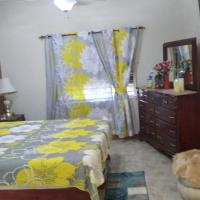 Charming Kingston Room for Rent - Private Entrance Full Access，位于Four MileTinson Pen Airport - KTP附近的酒店