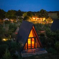 Perryland Urban Farm，位于Piatra米哈尤丘纠尼洽奴国际机场附近的酒店