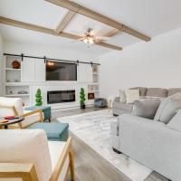 Walk to Beach Modern Retreat in Presque Isle!，位于Presque Isle阿尔皮纳县区域机场 - APN附近的酒店