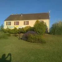 Logis hôtel Les Confins du perche，位于于讷河畔索镇的酒店