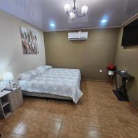 Magnificent Private Room Near Airport，位于Villa de San AntonioPalmerola International Airport - XPL附近的酒店