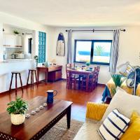 Surfside Sunny Seaview Apartment with Balcony，位于萨格里什的酒店