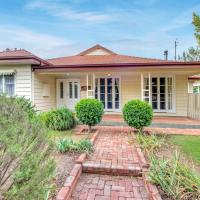 Ayr House - Echuca Holiday Homes，位于伊丘卡伊丘卡机场 - ECH附近的酒店