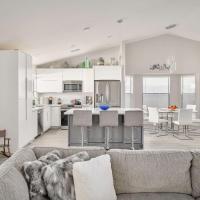 Fairbrook Home - Chic Design Saltwater Pool with Hot Tub，位于梅萨猎鹰场机场 - MSC附近的酒店