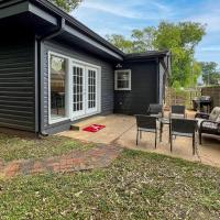 Great Cabin Perfect for Small Groups in Northport, Alabama，位于NorthportTuscaloosa Regional Airport - TCL附近的酒店