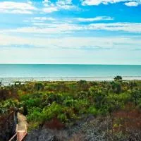 Pet friendy 3-BR Retreat with Gulf Views & Crows Nest Balcony - Signal Inn 18，位于萨尼贝尔的酒店