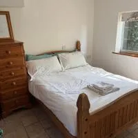 Small cottage on rural equestrian farm suitable for 2 adults and 2 children under 10 maximum，位于斯凯格内斯的酒店