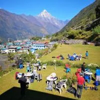 Himalaya Lodge & Restaurant，位于LuklaLukla Airport - LUA附近的酒店