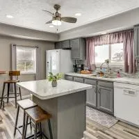 Charming Curtis House: Large Deck w/ Lake View!，位于Curtis的酒店