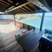 絶景オーシャンフロントで夕日眺めながら海水浴とバーベキュー出来る1日1組の貸し切り宿トリノウタ，位于Otsuki的酒店