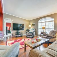 Serene Presque Isle Harbor Home on Sunrise Side!，位于Presque Isle阿尔皮纳县区域机场 - APN附近的酒店